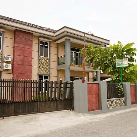 Oyo 1394 Rumaisa Homestay Syariah Pekanbaru Esterno foto