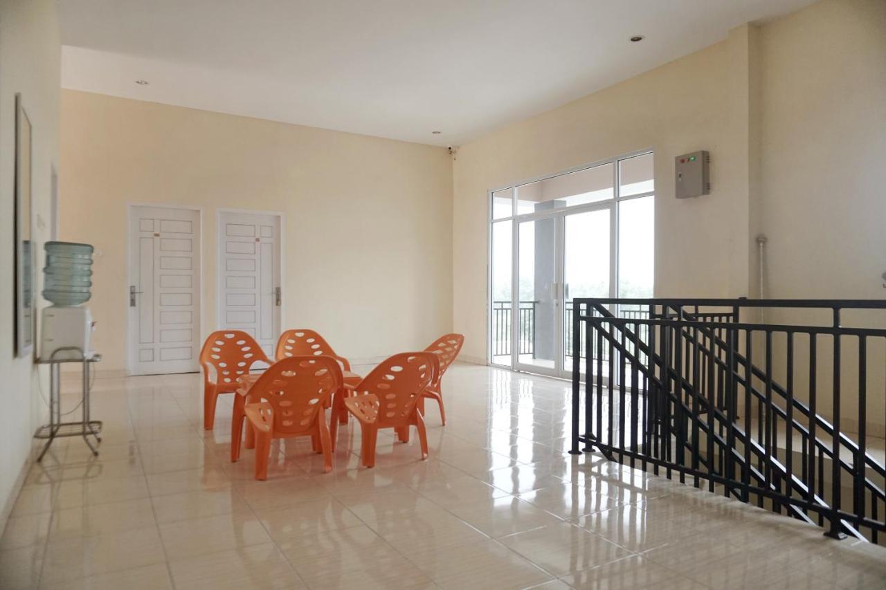 Oyo 1394 Rumaisa Homestay Syariah Pekanbaru Esterno foto
