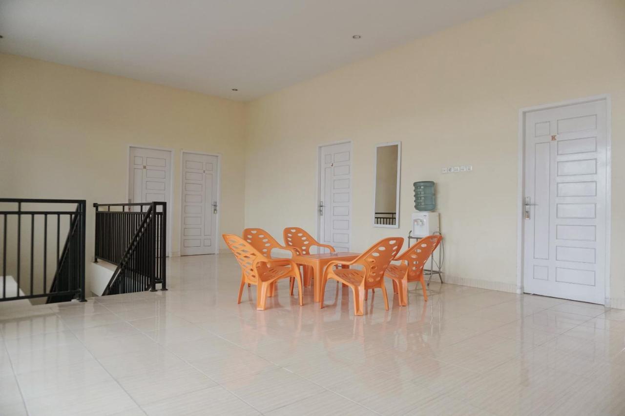Oyo 1394 Rumaisa Homestay Syariah Pekanbaru Esterno foto