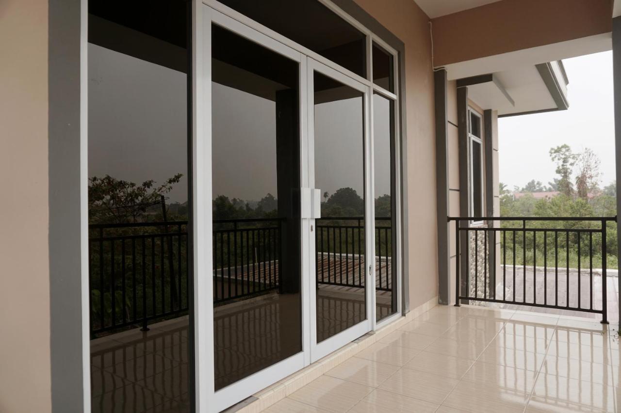 Oyo 1394 Rumaisa Homestay Syariah Pekanbaru Esterno foto